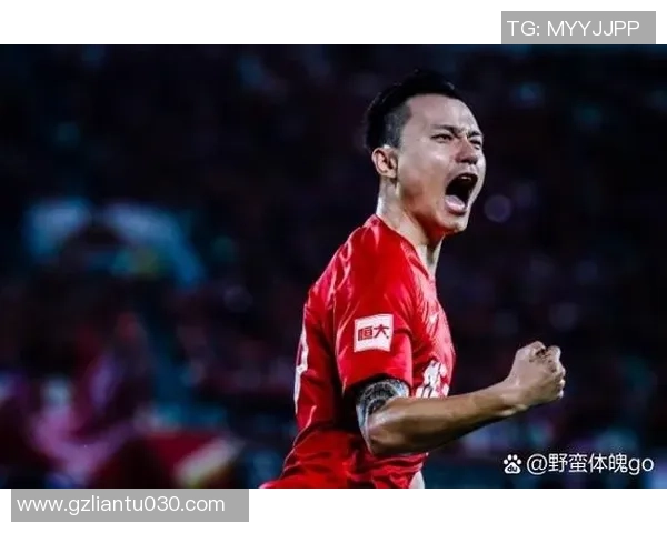 五位足球明星的传奇故事与他们在绿茵场上的辉煌成就分析